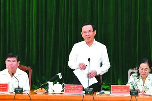 市委書記阮文年（中）在會上致詞。（圖源：越勇）