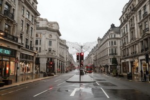 英疫情嚴峻, 倫敦街店舖都關閉。（圖源：新華社）