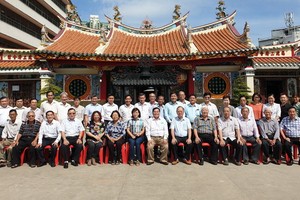 本市和第五郡領導與各會館理事合影。