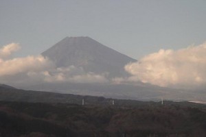 當地政府拍攝的影像顯示，富士山未出現積雪。（圖源：互聯網）
