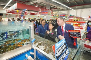 消費者光顧選購鮮活食品。（圖源：B.D）。