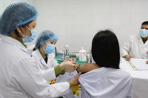 一名志願者在接受注射 50mcg 劑量的Nano Covax 新冠疫苗接種試驗。（圖源：雲清）