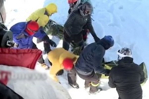 救援人員登山搜索失蹤者。（圖源：互聯網）