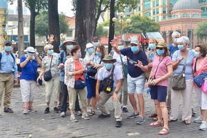 國際旅客參觀本市旅遊景點時合影留念。（圖源：施紅）