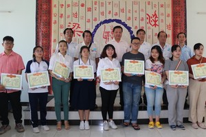 梁萬榮理事長(後排左三)與各位理事同獲獎大學生合照。