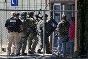 6月26日，美國伊利諾伊州一家工廠發生槍擊事件，警方准備進入發生槍擊事件的工廠。（圖源：AP）