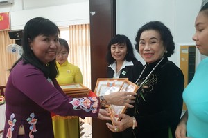 第五郡婦聯會主席陳氏雪幸向出色集體、個人頒獎。