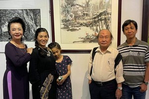 人民藝人張路（右二）與畫家們參加畫展開幕儀式。