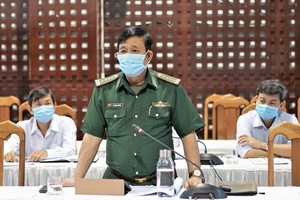 西寧省邊防部隊指揮部指揮長黎鴻王大校（中）。（圖源：紅深）