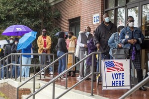 去年12月14日，佐治亞州選民排隊，準備為參議院複選提前投票。（圖源：互聯網）