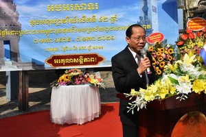 柬埔寨特命全權大使查伊‧納芙斯在紀念儀式上致詞。（圖源：庒寰牒）