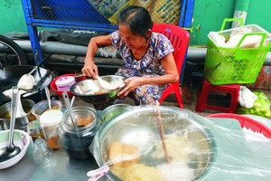 李大娘在賣炒米粉。