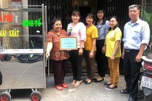 華人婦女畢家麗獲贈送謀生工具。