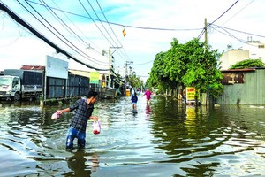 守德市協平政坊38號路嚴重受淹，導致民眾日常生活與出行遇到不少困難。（圖源：互聯網）