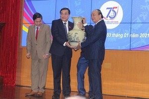 政府總理給廣南省黨部贈送紀念品。（圖源：晉成）