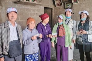 華人熱心人士黃(張)森煒(左一)向中部災民贈送賑濟品。