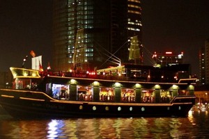 旅客可在白騰碼頭乘坐遊艇，一邊觀賞西貢河上夜間美景，一邊欣賞美食。（圖源：耀基）