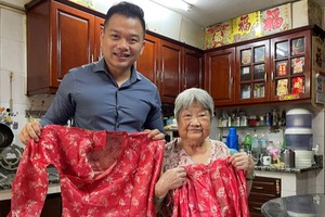 利蘇妹向陳列室捐贈其60年前結婚時穿的裙褂。