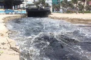 黑黝黝的污水從下水道直接排出峴港海灘。（圖源：平安）