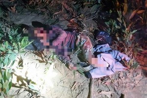 一名男子被發現躺在樹叢的小徑邊昏迷不醒，疑遭野象攻擊受重傷。（圖源：春安）