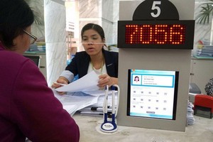市民在第一郡人委會辦公廳辦理行政手續。（圖源：黃雄）