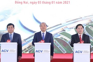 政府總理阮春福發出動工令。（圖源：越通社）