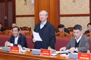 黨中央書記處常務書記陳國旺（前中）主持會議。（圖源：越通社）