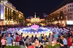 阮惠步行街晚上吸引廣大民眾來遊玩。（圖源：越勇）