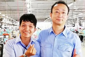 張志忠（左）與同事在廠房合影。