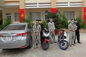 被抓獲的3名偷竊歹徒及被查扣的涉案汽車一輛。（圖源：明勝）