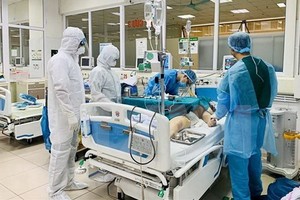 中央熱帶病醫院醫護人員全力以赴救治危重型新冠肺炎患者。（圖源：越通社）