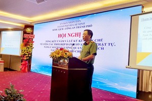 市公安廳出入境管理科長范玉進大校在會議上發言。（圖源：藍江）