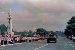 1989年9月25日，柬埔寨首都金邊上萬市民夾道歡送越南志願軍任滿回國。（圖源：越通社）