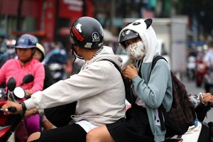 本市天氣逐漸轉冷，許多市民外出騎車時都披上了厚衣。（圖源：玉陽）