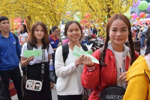 圖為去年返鄉過年的大學生領取車票。（圖源：德維）