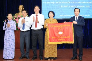 市越南祖國陣線委員會榮獲全面出色錦旗。