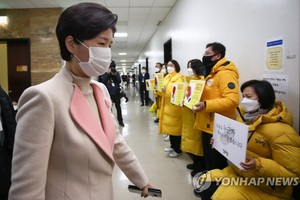 1月7日，在國會，正義黨議員示威抗議。左為法務部長官秋美愛。 （圖源：韓聯社）