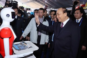 政府總理阮春福參觀各展位。（圖源：統一）