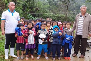 芽莊理事會代表給小朋友派發禮物。