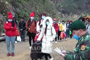 被查獲的非法入境者獲送至隔離區進行醫學隔離觀察。（圖源：諒山報）