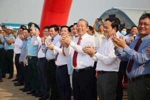 政府常務副總理張和平與各代表迎接降落航班。（圖源：光廉）