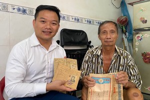 鍾貴有（右）把收藏已久的華人證件與資料捐給陳列室。