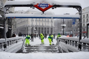 西班牙多地遭遇暴風雪“菲洛梅娜”襲擊，超過400 條道路受到影響，首都馬德里機場關閉。當地政府建議民眾非必要不出行。（圖源：互聯網）