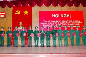 市邊防部隊指揮部指揮長蘇名渥大校向西寧省專業軍官、軍人及戰士頒發《決定》。（圖源：市黨部新聞網）