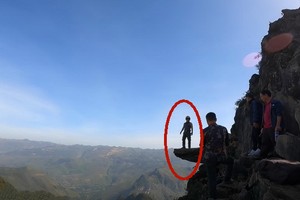 一名遊客冒著生命危險站在死神懸崖邊拍照。（示意圖源：Challenge Me）