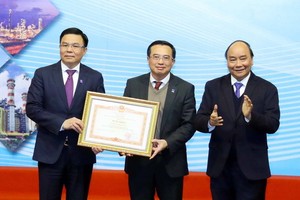 政府總理阮春福向集團頒授獎狀。（圖源：越通社）