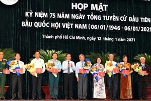 市委常務副書記陳留光（左五）向市國會代表團成員贈送鮮花。（圖源：越勇）