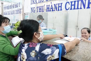 民眾在富潤郡第十二坊併入第十一坊之前在第十一坊人委會辦理行政手續。