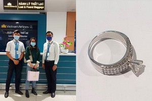 左圖：越航代表將拾到的鑽戒交還失主T.T.C.V.時合影。右圖：乘務員在機上拾到的鑽戒。（圖源：定阮）