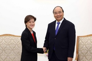 政府總理阮春福（右）接見新加坡駐越大使。（圖源：越通社）